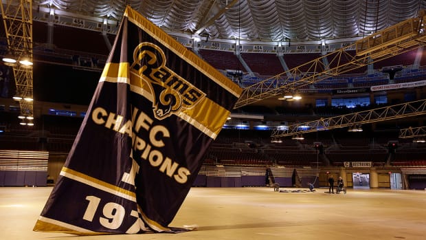 st-louis-rams-stadium-banner-nfl-relocation-la-rams.jpg